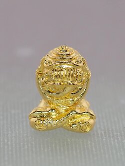 พระปิดตาอุตตโม สุนันโท เนื้อโลหะชุบทอง หน้าตักกว้าง 1.2 ซม.สูง 2 ซม.หลวงพ่อสนั่น สุนันโท วัดกลางราชครูธาราม จ.อ่างทอง