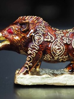 พญาวราหะ ราชาโชค ขนาดพกพา พิธีเสาร์๕ ปีมะโรง เนื้อทองระฆังลงยาสีน้ำตาล อุดมวลสารฝังตะกรุดเงินแท้ 2 ดอก