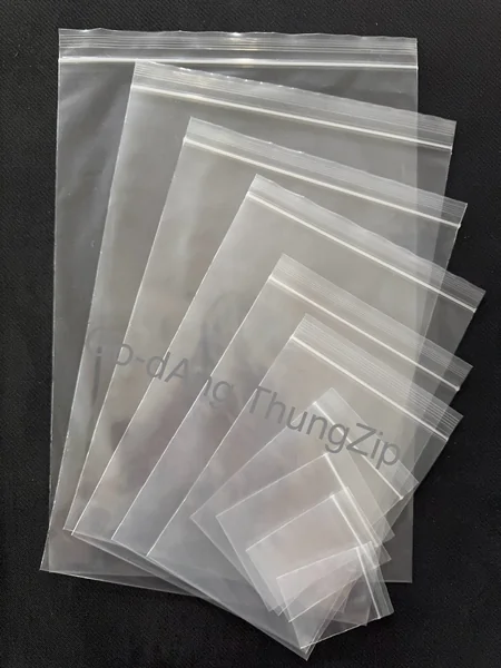 Go-Dang ThungZip จำหน่ายถุงซิปล็อคและซองซิปล็อคแบบใส มีหลายขนาดให้เลือกตั้งแต่ถุงซิปล็อคขนาดเล็กสำหรับบรรจุยา อะไหล่ หรือของชิ้นเล็ก ไปจนถึงถุงซิปล็อคขนาดใหญ่สำหรับเสื้อผ้าและสินค้าทั่วไป รองรับการสั่งซื้อแบบยกกระสอบ เหมาะสำหรับร้านค้า ตัวแทนจำหน่าย และผู้ประกอบการที่ต้องการสั่งซื้อในราคาส่ง สินค้ามีในสต๊อกพร้อมจัดส่ง ช่วยให้ลูกค้าสั่งถุงซิปล็อคได้ตามขนาดและจำนวนที่ต้องการ หากยังไม่แน่ใจว่าควรเลือกขนาดใด สามารถแจ้งประเภทสินค้าและขนาดสิ่งของให้ทีมงานช่วยแนะนำเบื้องต้นได้