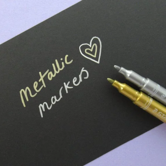 ( 1 ด้าม ) ปากกาเมทัลลิค Staedtler Metallic Marker 1-2mm. เขียนบนกระดาษดำได้ image 3 ( 1 ด้าม ) ปากกาเมทัลลิค Staedtler Metallic Marker 1-2mm. เขียนบนกระดาษดำได้ image 3
